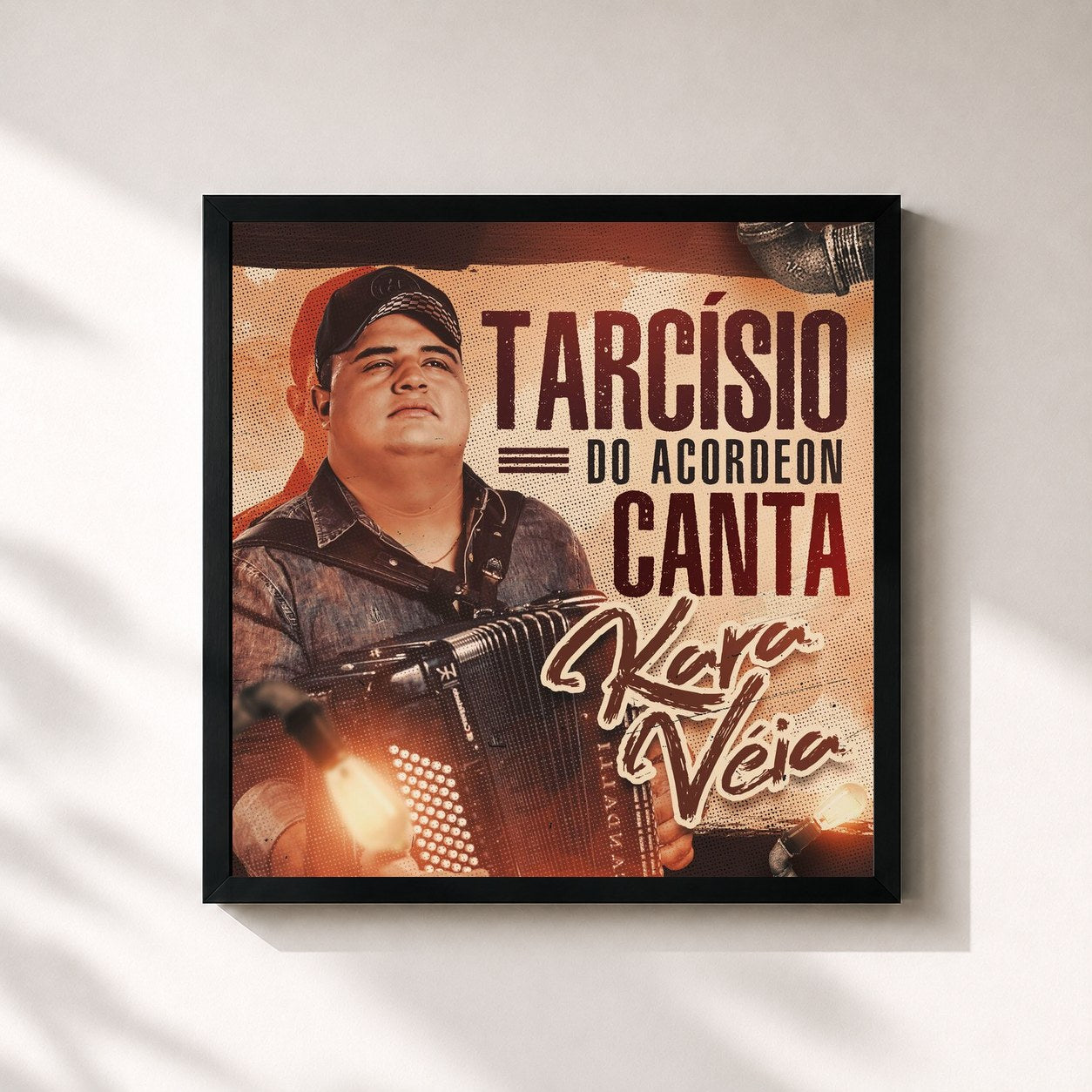 #noir Tableau carré de l'album Tarcísio do Acordeon Canta Kara Véia de Tarcísio do Acordeon, cadre noir 32x32 cm