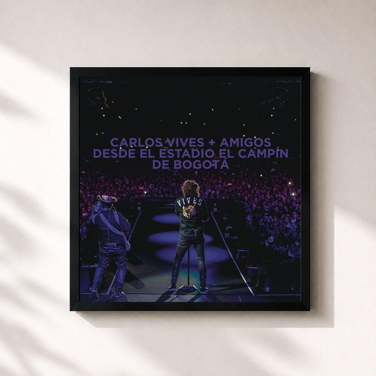 #noir Tableau carré de l'album Carlos Vives + Amigos Desde el Estadio El Campín de Bogotá de Carlos Vives, cadre noir 32x32 cm