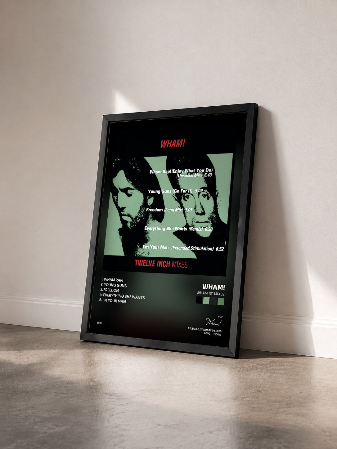#noir Wham 12" Mixes von Wham! als gerahmter Kunstdruck von schräg gesehen, schwarzer Rahmen