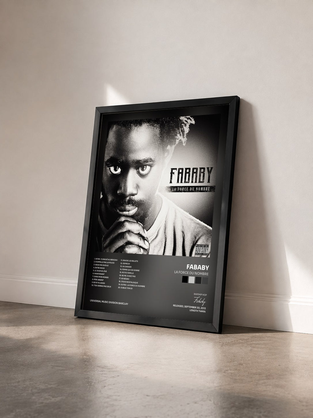 #noir La Force Du Nombre di Fababy in stampa incorniciata vista di tre quarti, cornice nera
