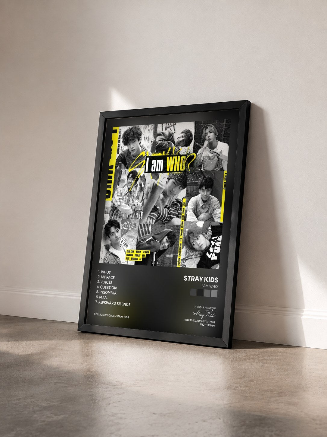 #noir Tableau de l'album I am WHO de Stray Kids vu de trois quarts, cadre noir
