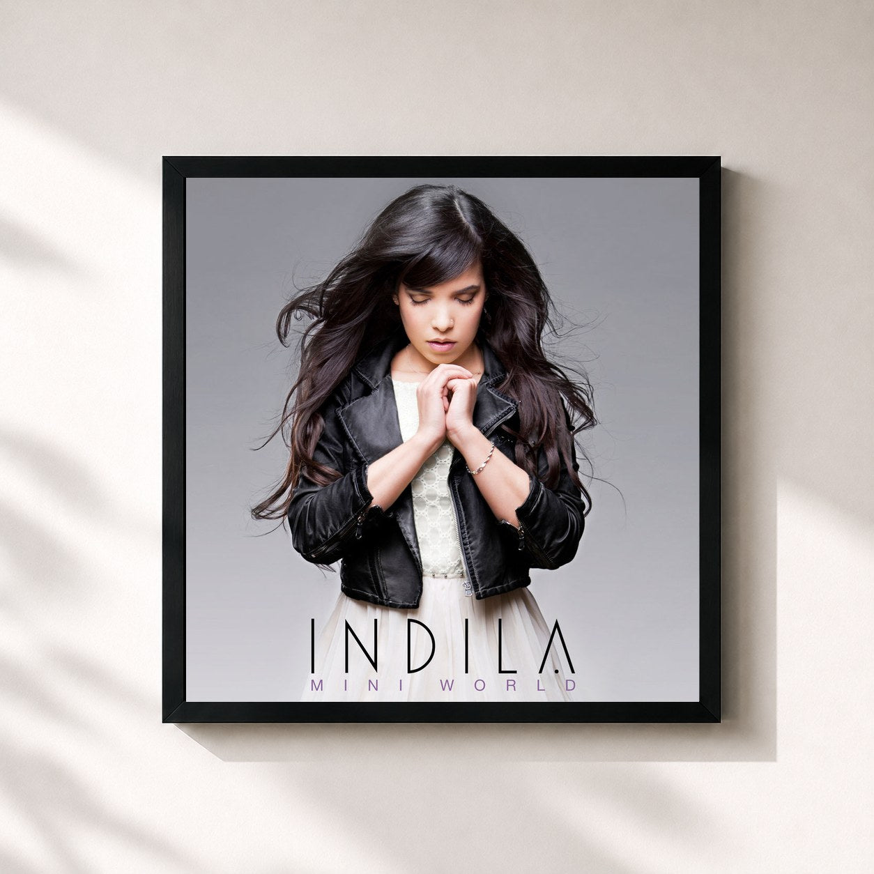 #noir Mini World di Indila in stampa quadrata incorniciata, cornice nera 32x32 cm