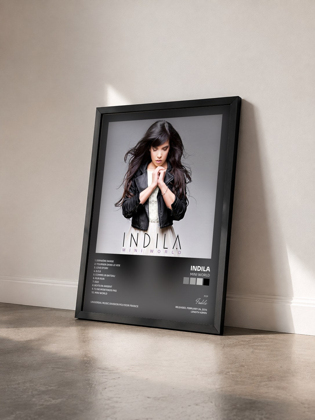 #noir Mini World di Indila in stampa incorniciata vista di tre quarti, cornice nera