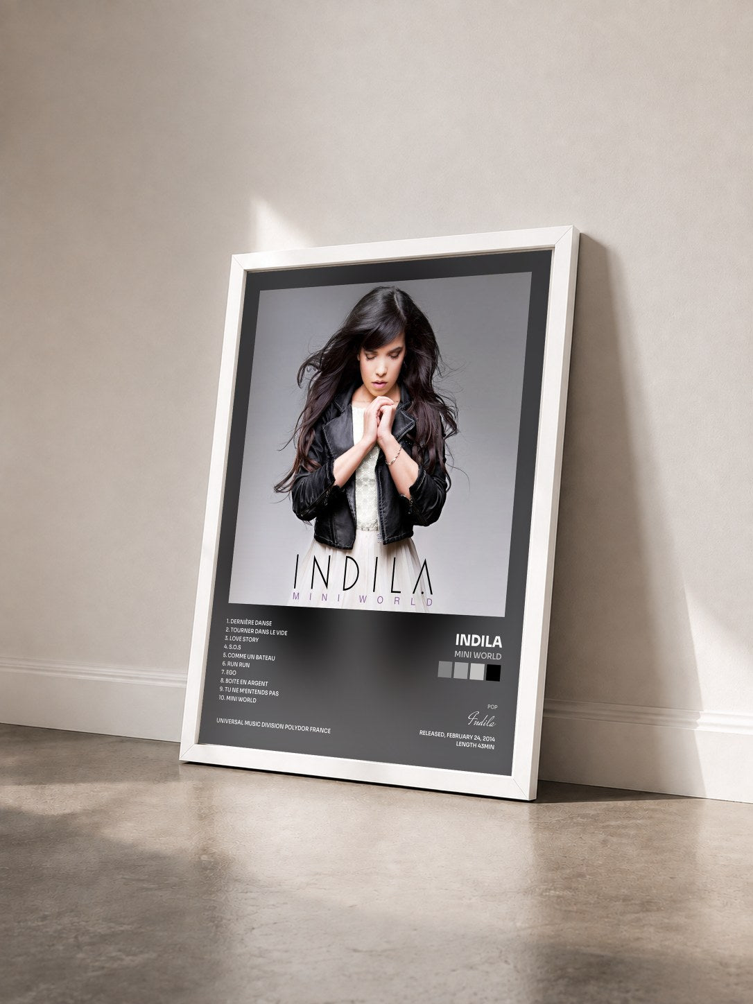 #blanc Mini World di Indila in stampa incorniciata vista di tre quarti, cornice bianca