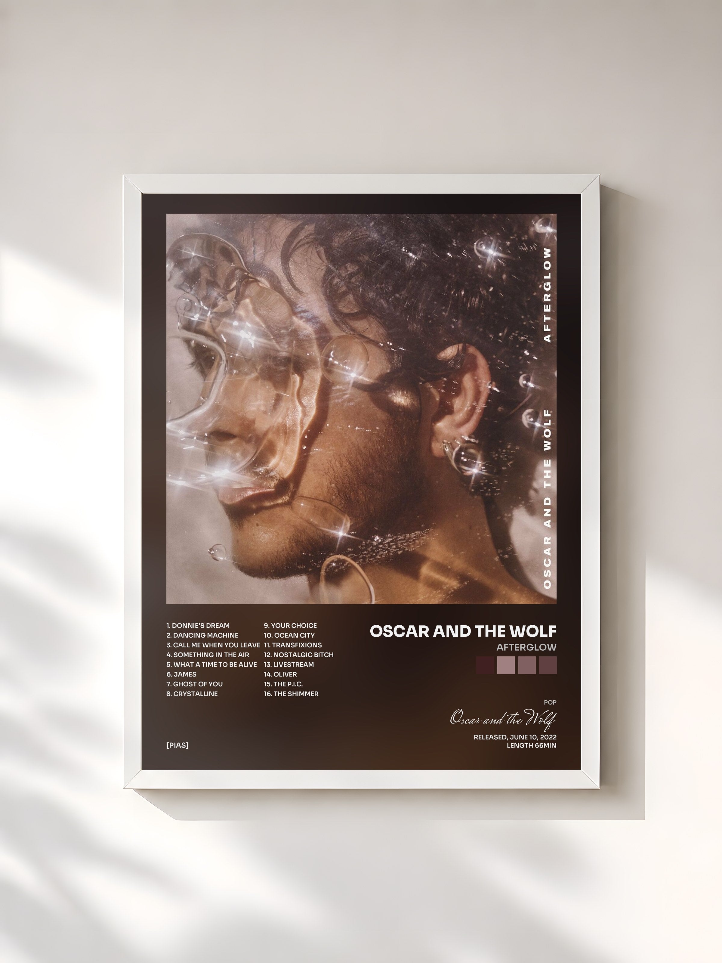 #blanc Tableau de l'album Afterglow de Oscar and the Wolf, cadre blanc, imprimé et encadré en France