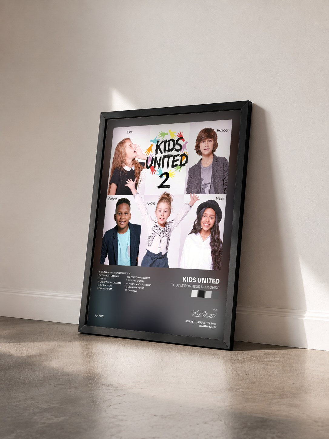 #noir Tableau de l'album Tout le bonheur du monde de Kids United vu de trois quarts, cadre noir