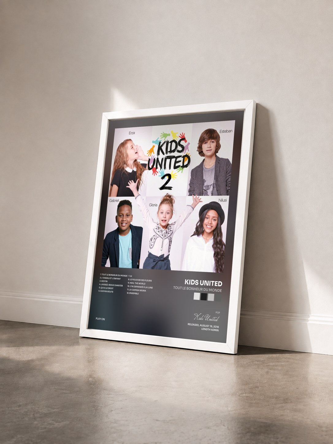 #blanc Tableau de l'album Tout le bonheur du monde de Kids United vu de trois quarts, cadre blanc