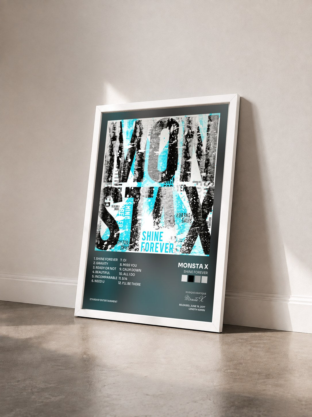 #blanc Tableau de l'album SHINE FOREVER de Monsta X vu de trois quarts, cadre blanc