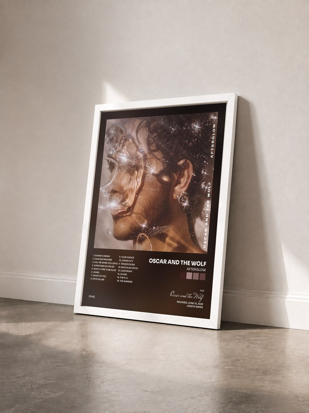 #blanc Tableau de l'album Afterglow de Oscar and the Wolf vu de trois quarts, cadre blanc