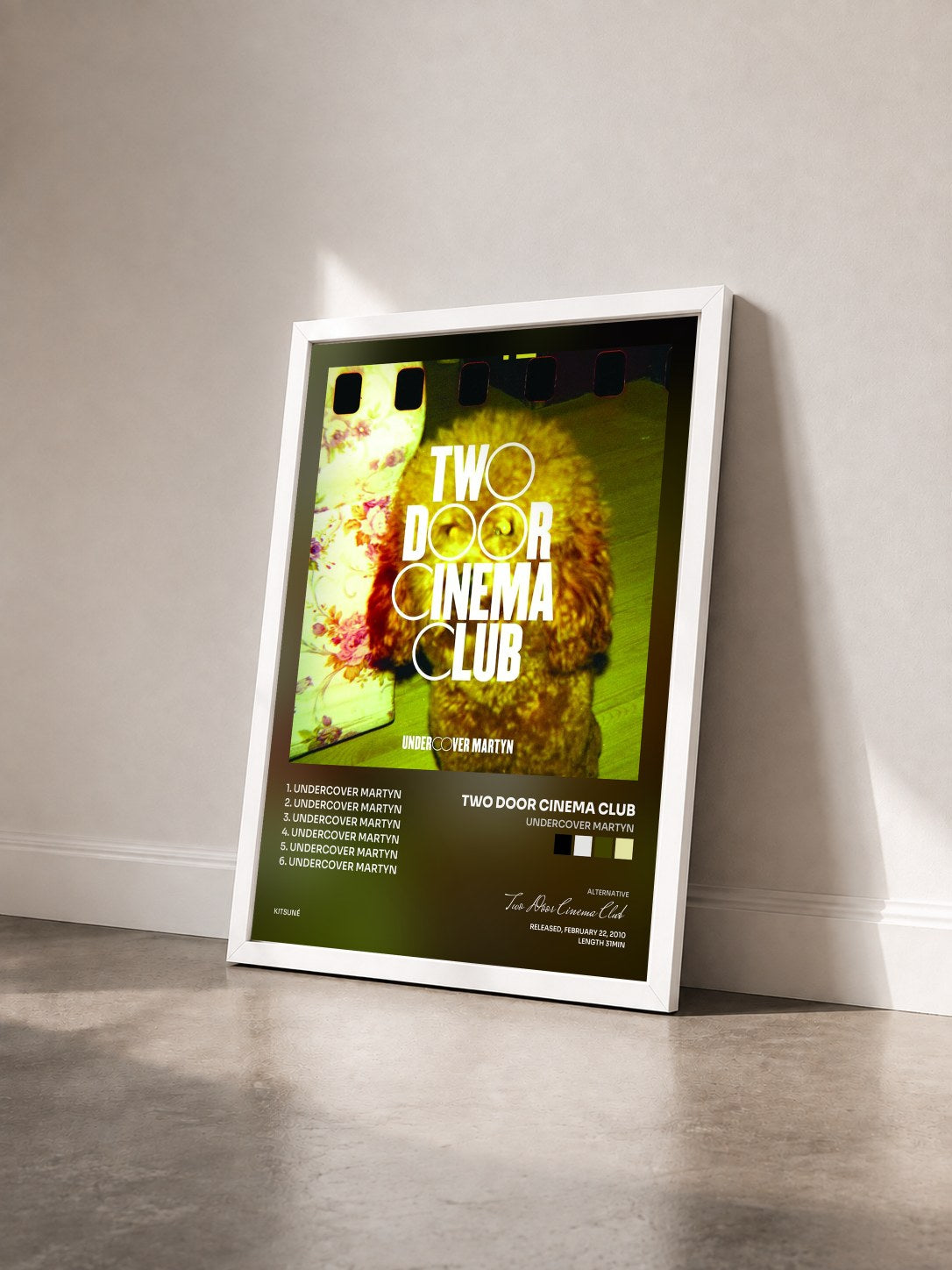 #blanc Tableau de l'album Undercover Martyn de Two Door Cinema Club vu de trois quarts, cadre blanc