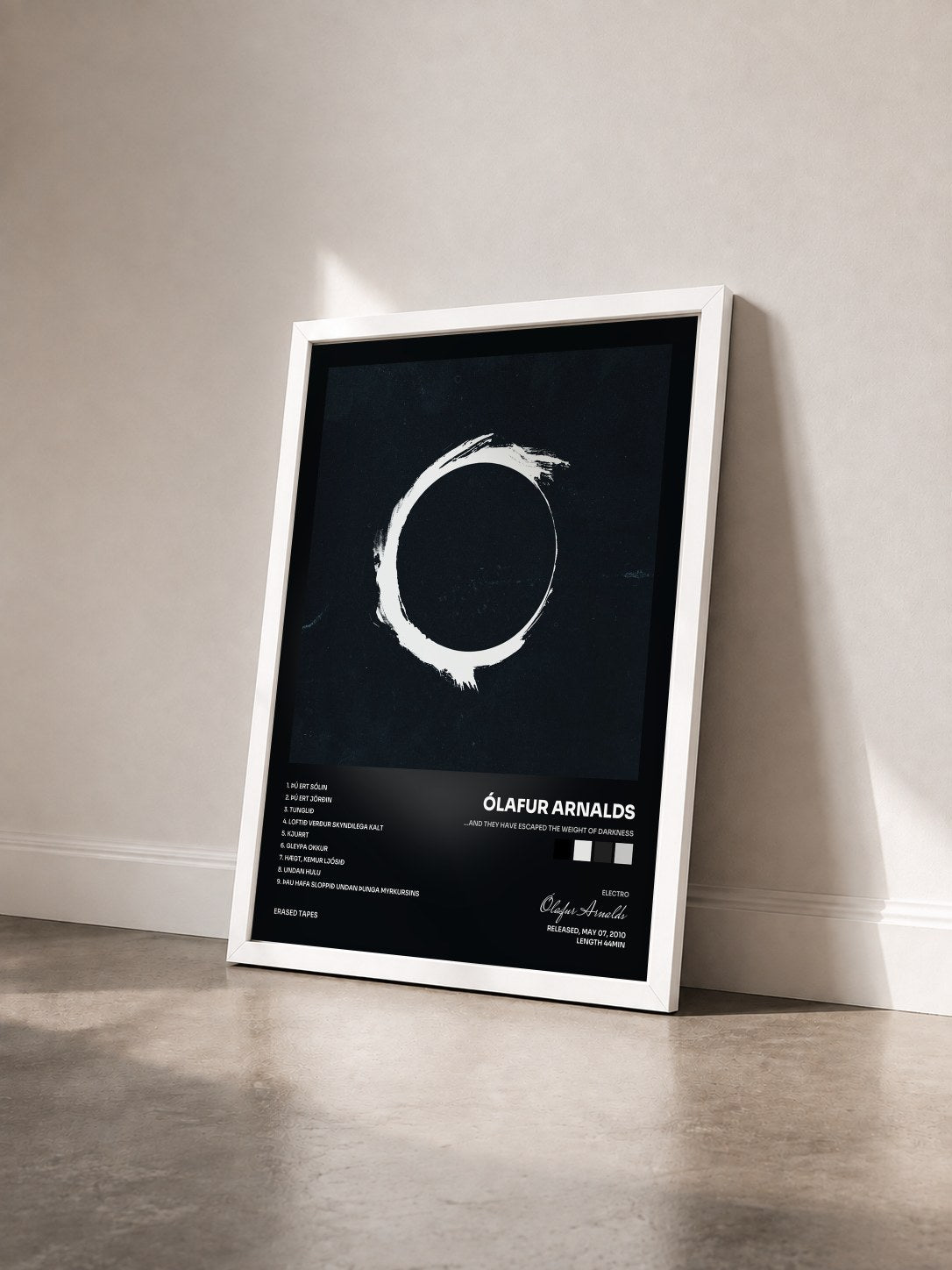 #blanc Tableau de l'album …And They Have Escaped the Weight of Darkness de Ólafur Arnalds vu de trois quarts, cadre blanc