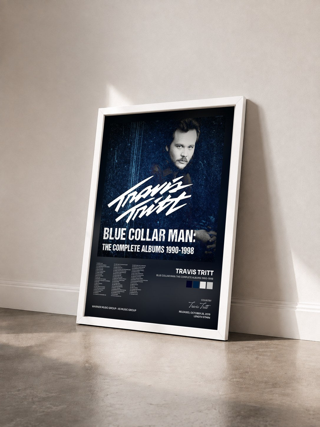 #blanc Tableau de l'album Blue Collar Man: The Complete Albums 1990-1998 de Travis Tritt vu de trois quarts, cadre blanc