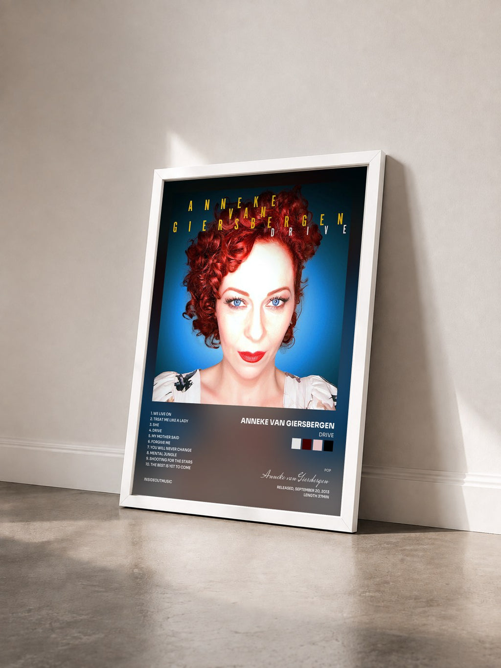 #blanc Tableau de l'album Drive de Anneke van Giersbergen vu de trois quarts, cadre blanc