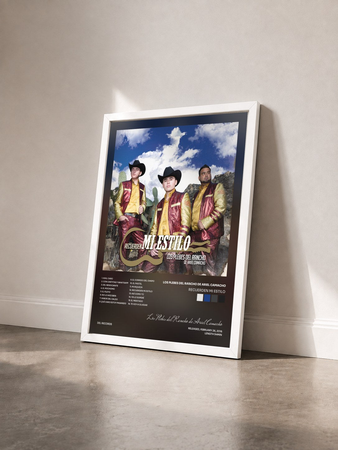 #blanc Tableau de l'album Recuerden Mi Estilo de Los Plebes del Rancho de Ariel Camacho vu de trois quarts, cadre blanc