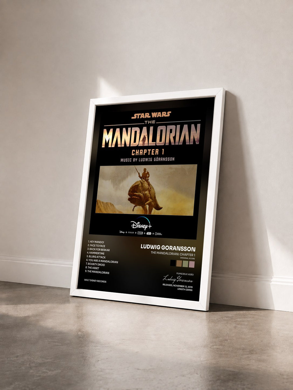 #blanc The Mandalorian: Chapter 1 (Original Score) di Ludwig Goransson in stampa incorniciata vista di tre quarti, cornice bianca