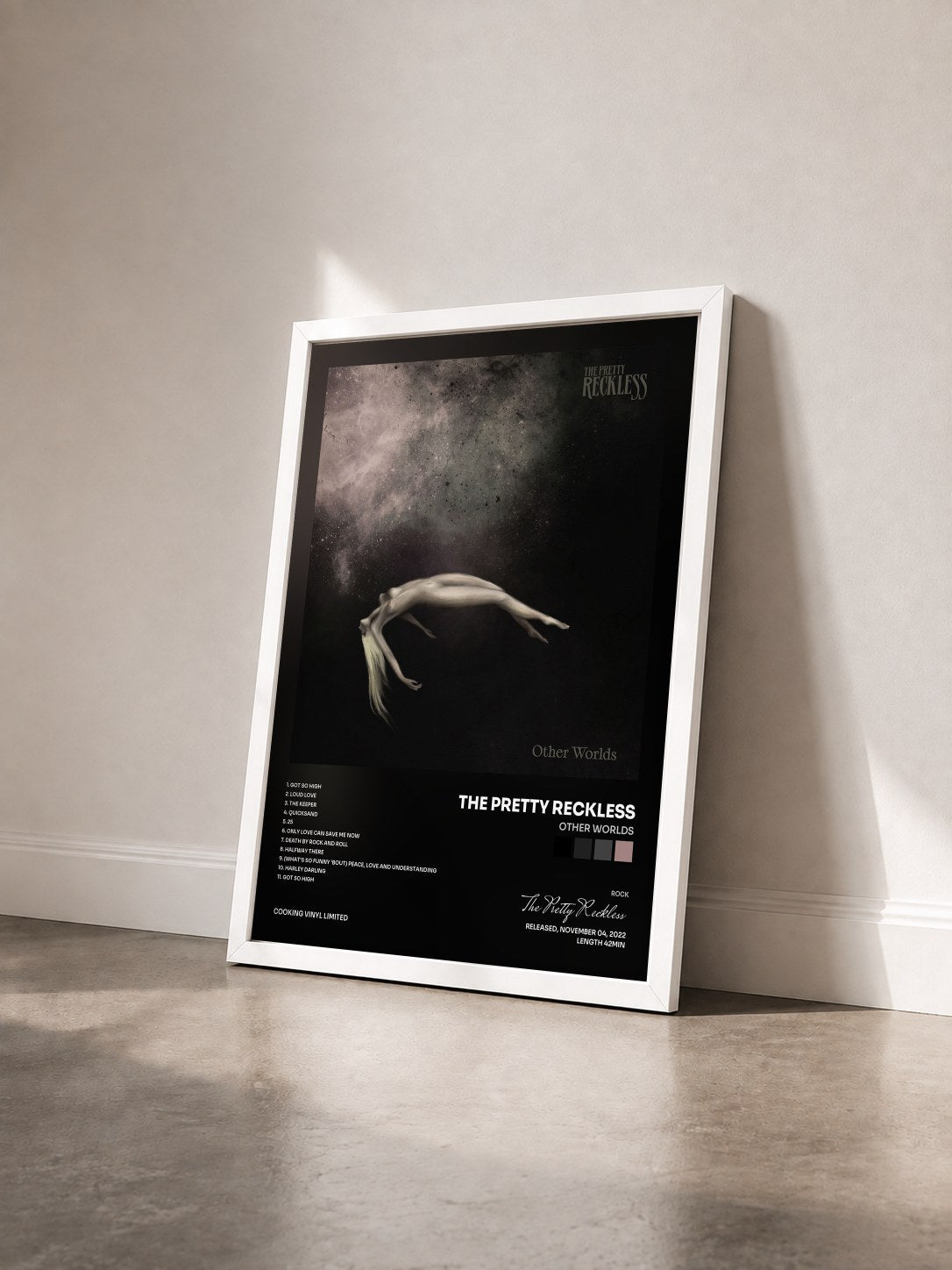 #blanc Tableau de l'album Other Worlds de The Pretty Reckless vu de trois quarts, cadre blanc