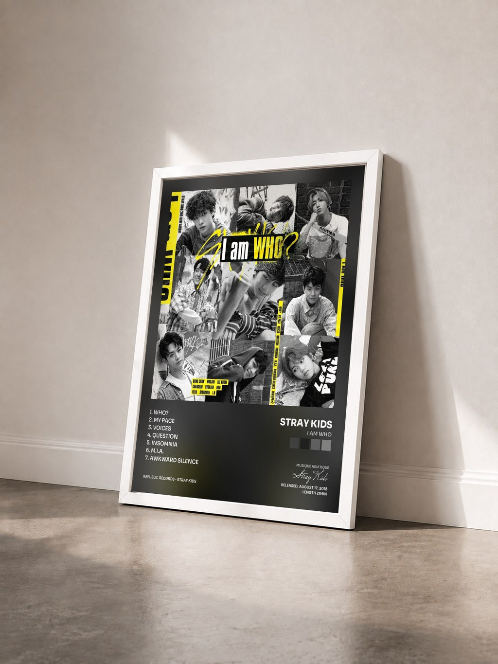 #blanc I am WHO von Stray Kids als gerahmter Kunstdruck von schräg gesehen, weißer Rahmen