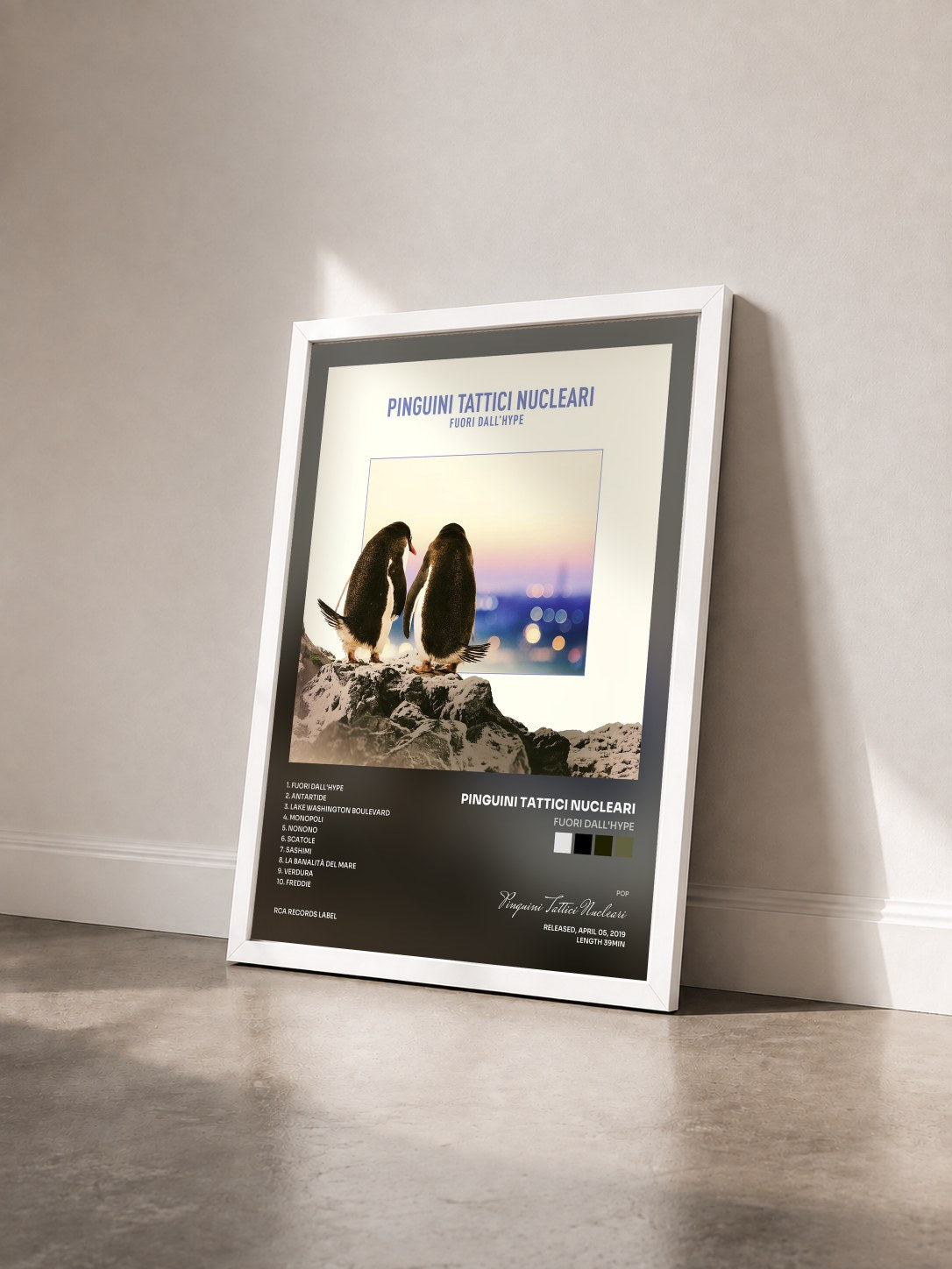 #blanc Tableau de l'album Fuori dall'Hype de Pinguini Tattici Nucleari vu de trois quarts, cadre blanc