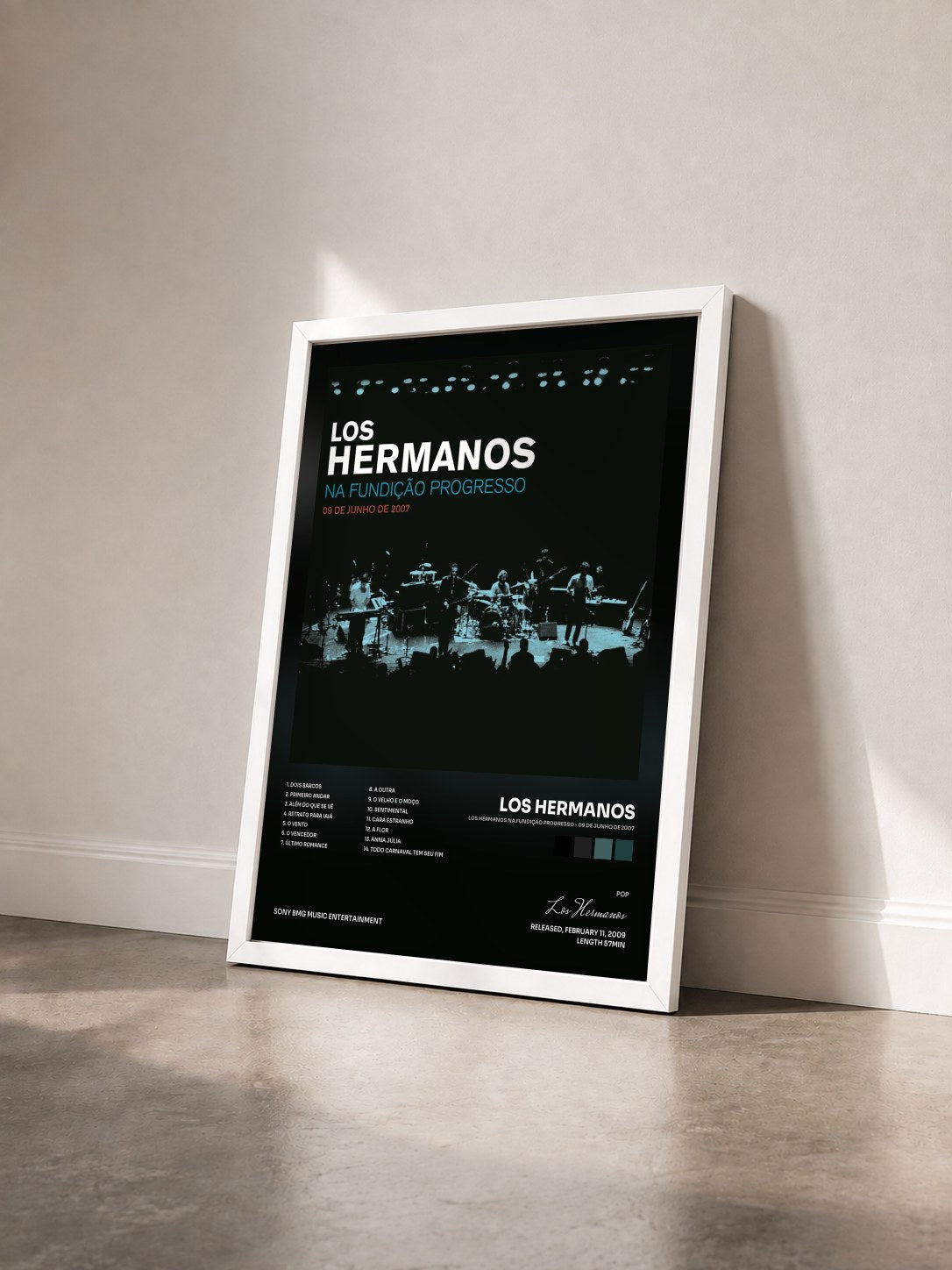 #blanc Tableau de l'album Los Hermanos Na Fundição Progresso - 09 De Junho De 2007 de Los Hermanos vu de trois quarts, cadre blanc