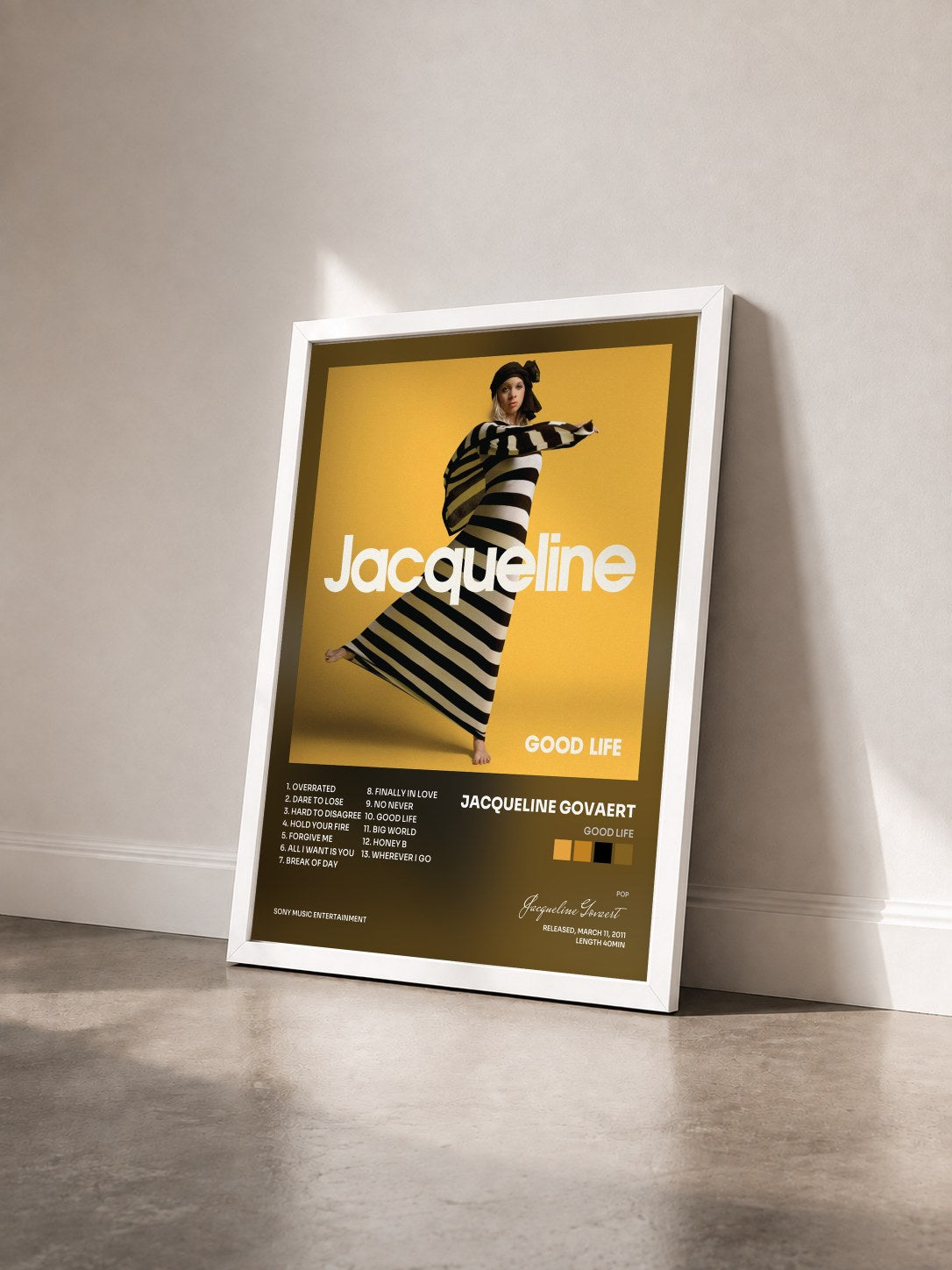 #blanc Tableau de l'album Good Life de Jacqueline Govaert vu de trois quarts, cadre blanc