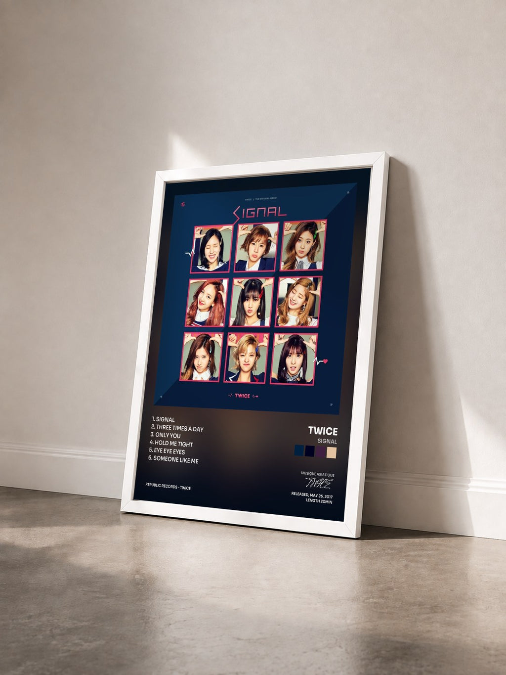 #blanc Tableau de l'album SIGNAL de TWICE vu de trois quarts, cadre blanc
