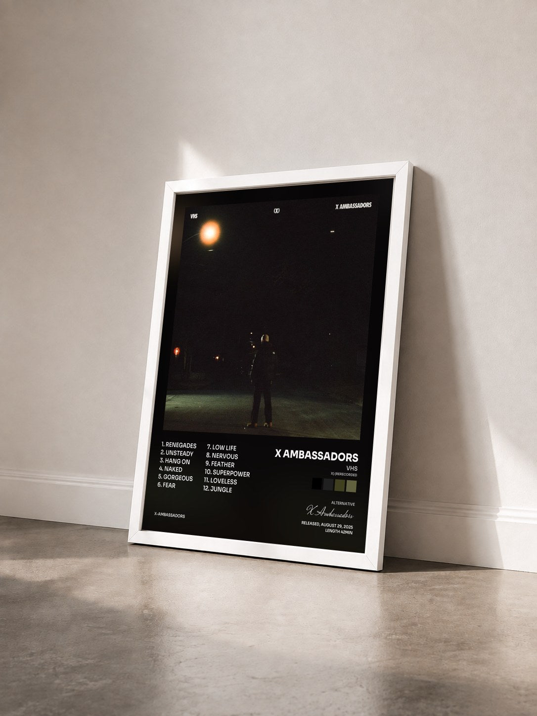 #blanc Tableau de l'album VHS(X) (Rerecorded) de X Ambassadors vu de trois quarts, cadre blanc