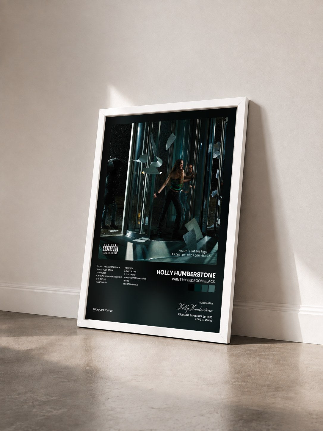 #blanc Tableau de l'album Paint My Bedroom Black de Holly Humberstone vu de trois quarts, cadre blanc