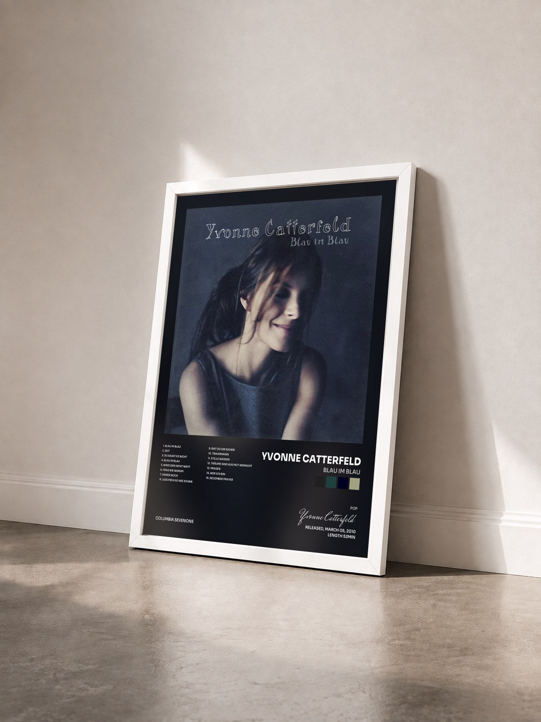#blanc Tableau de l'album Blau Im Blau de Yvonne Catterfeld vu de trois quarts, cadre blanc