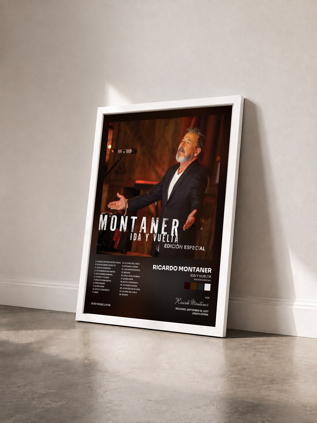 #blanc Tableau de l'album Ida y Vuelta (Edición Especial) de Ricardo Montaner vu de trois quarts, cadre blanc
