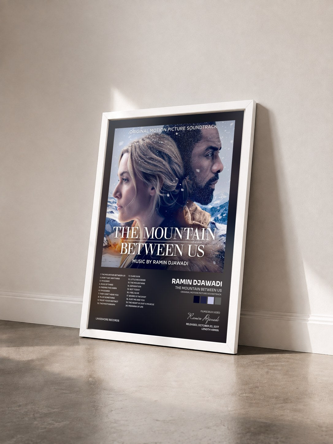 #blanc Tableau de l'album The Mountain Between Us (Original Motion Picture Soundtrack) de Ramin Djawadi vu de trois quarts, cadre blanc