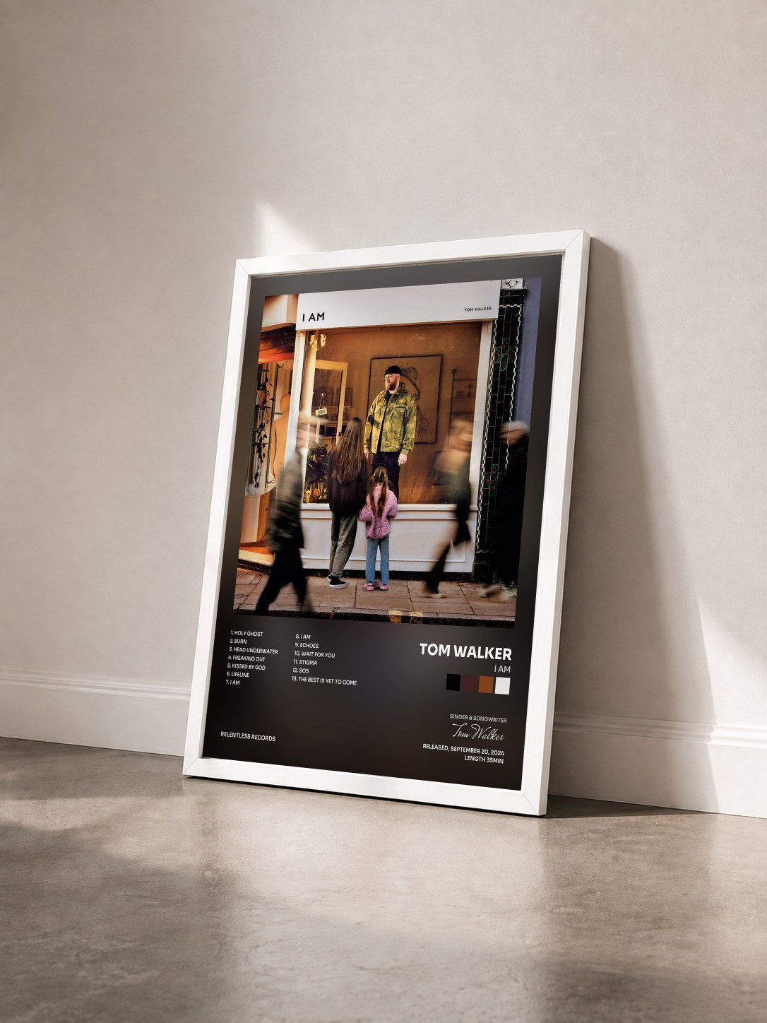 #blanc Tableau de l'album I AM de Tom Walker vu de trois quarts, cadre blanc