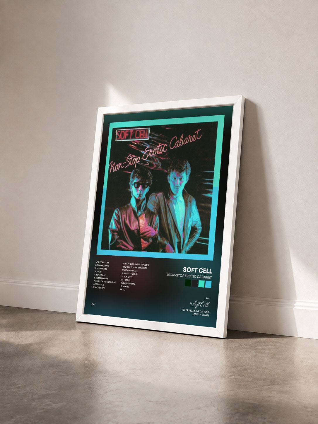 #blanc Non-Stop Erotic Cabaret von Soft Cell als gerahmter Kunstdruck von schräg gesehen, weißer Rahmen