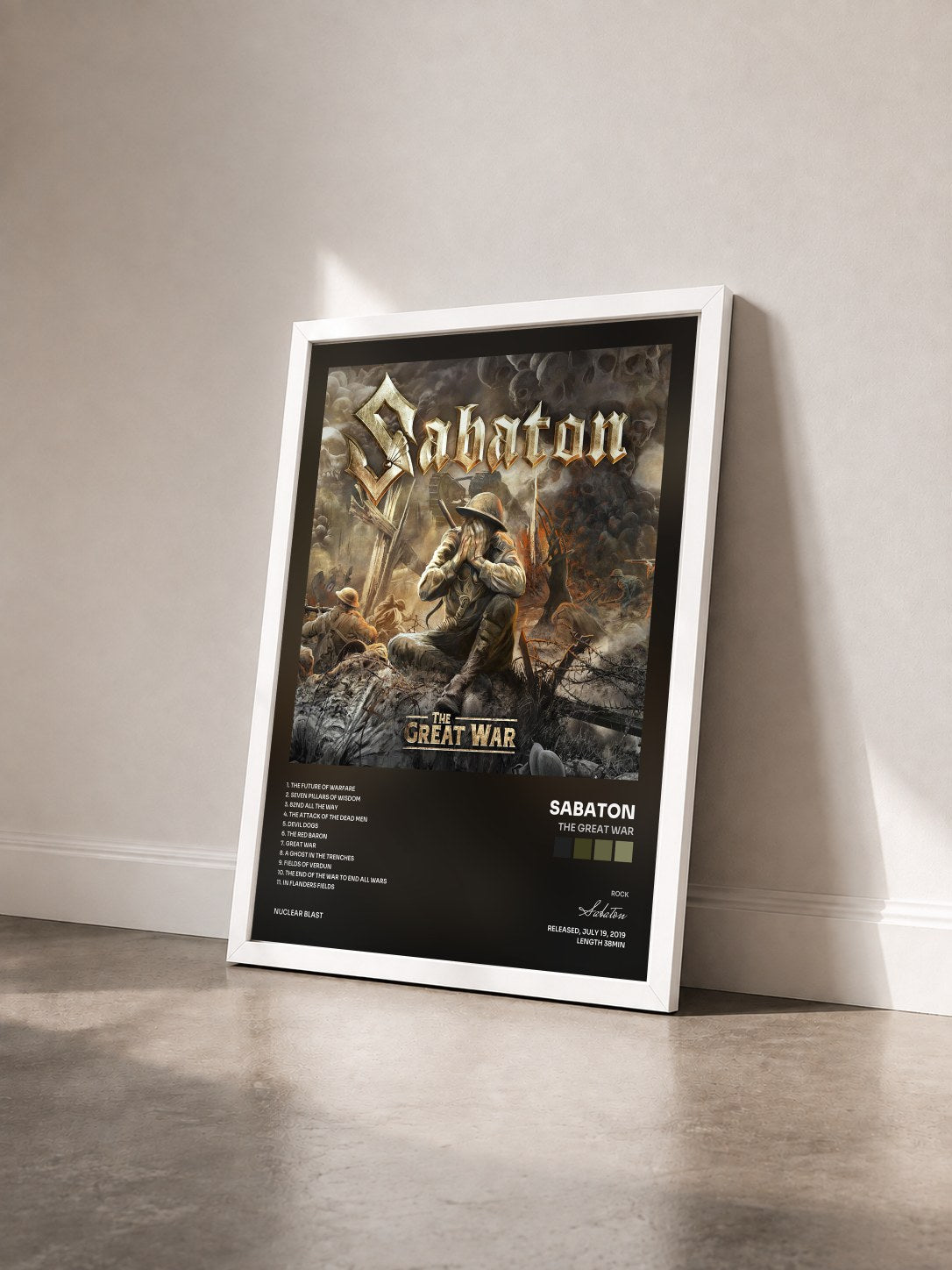 #blanc The Great War von Sabaton als gerahmter Kunstdruck von schräg gesehen, weißer Rahmen