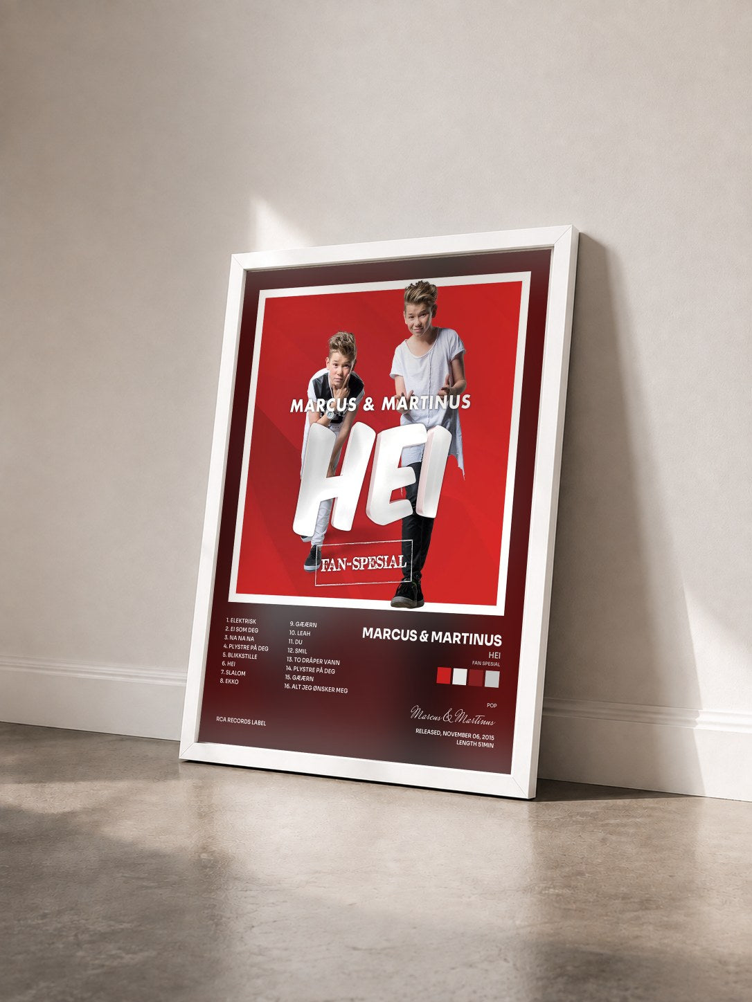 #blanc Tableau de l'album Hei (Fan Spesial) de Marcus & Martinus vu de trois quarts, cadre blanc