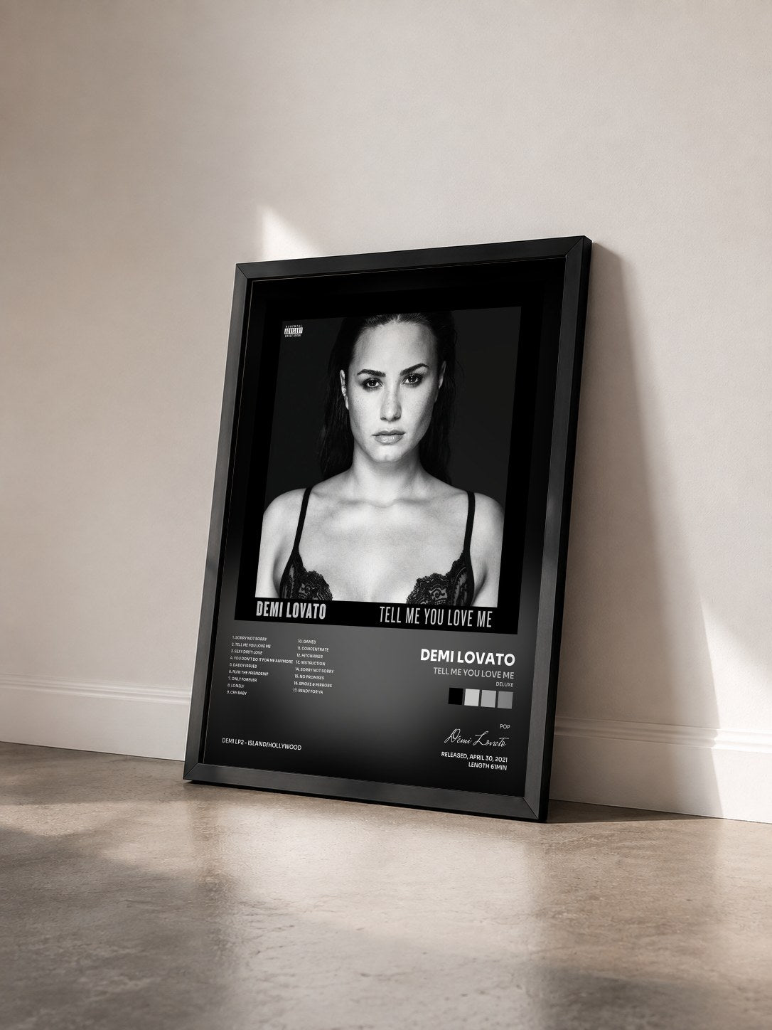 #noir Tableau de l'album Tell Me You Love Me (Deluxe) de Demi Lovato vu de trois quarts, cadre noir