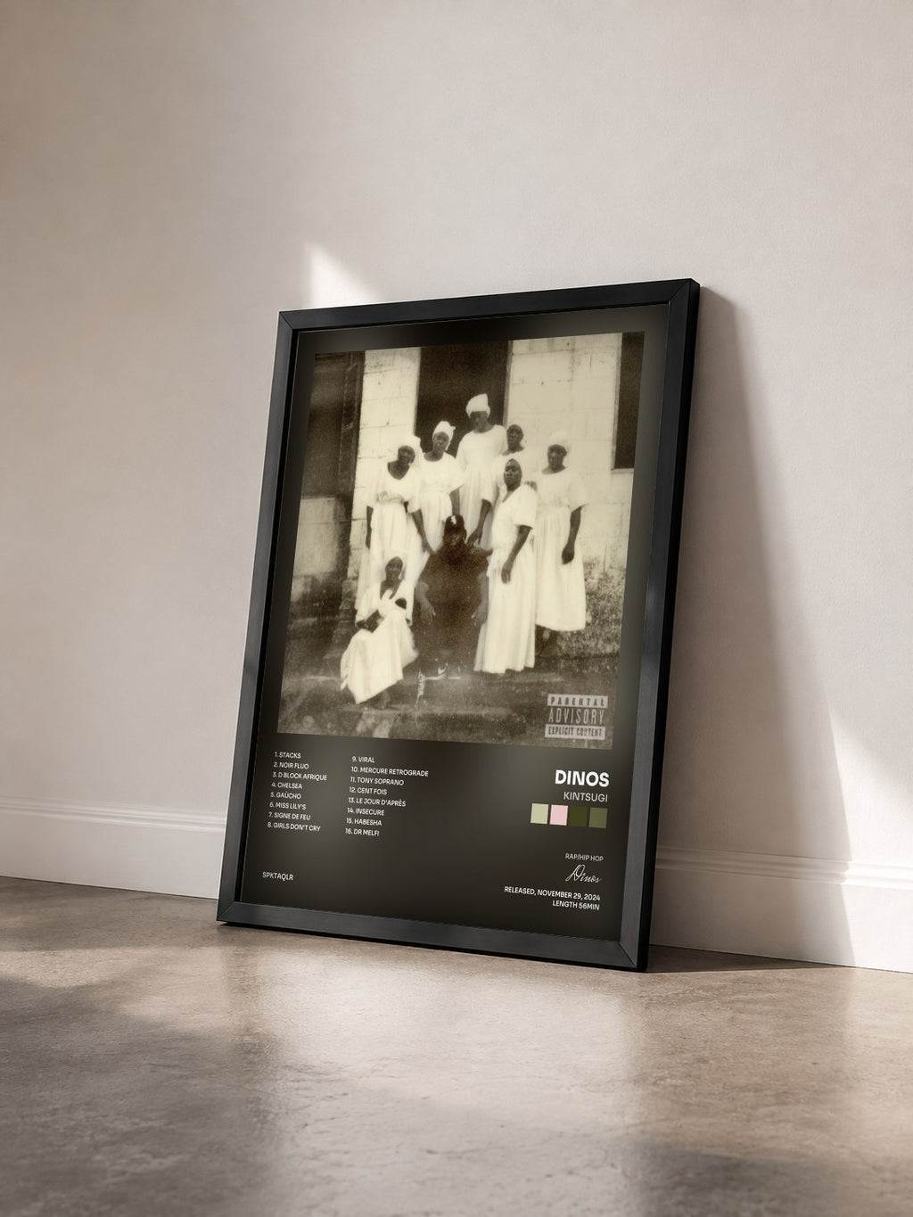 #noir Tableau de l'album KINTSUGI de Dinos vu de trois quarts, cadre noir