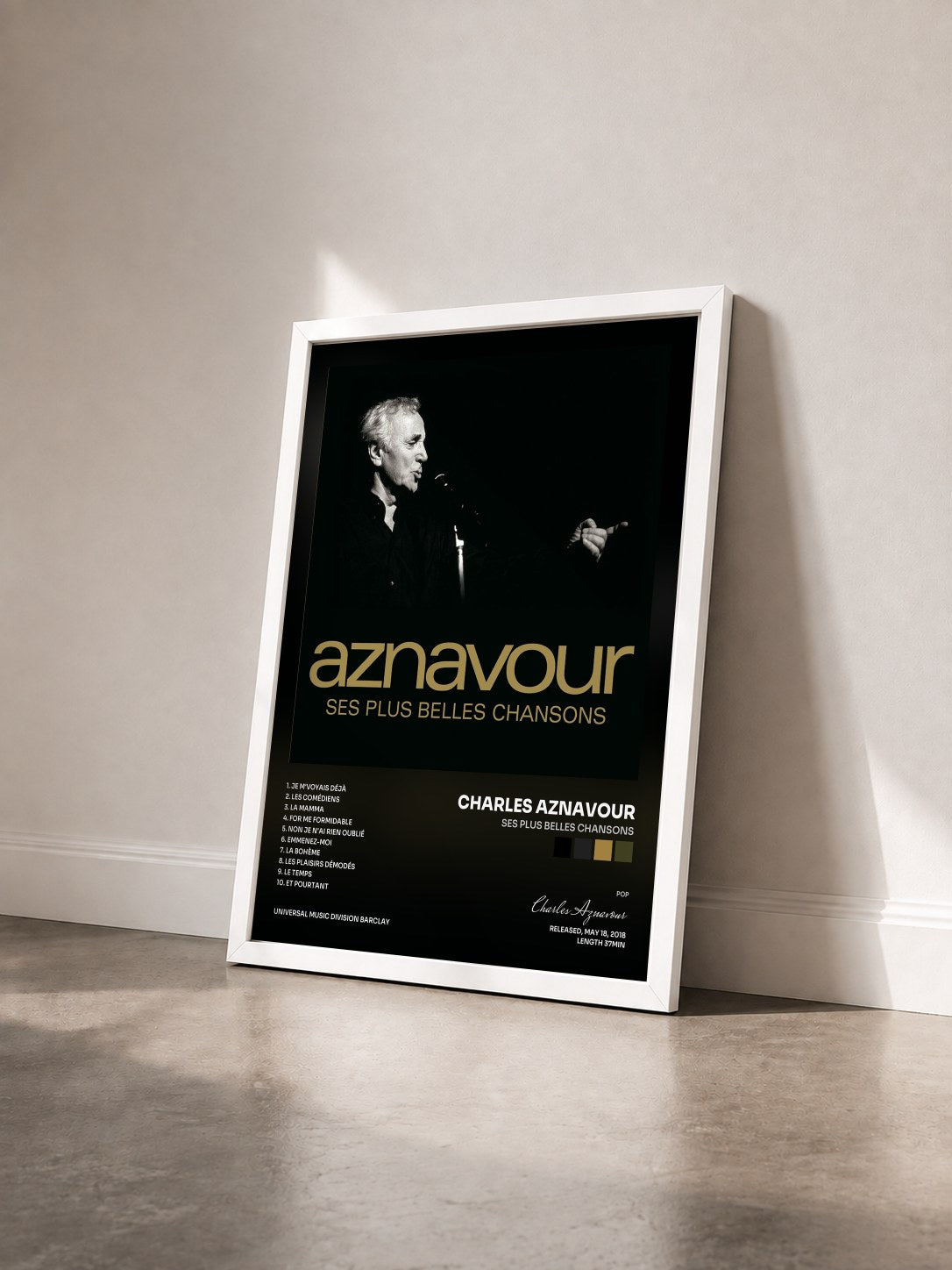 #blanc Tableau de l'album Ses plus belles chansons de Charles Aznavour vu de trois quarts, cadre blanc