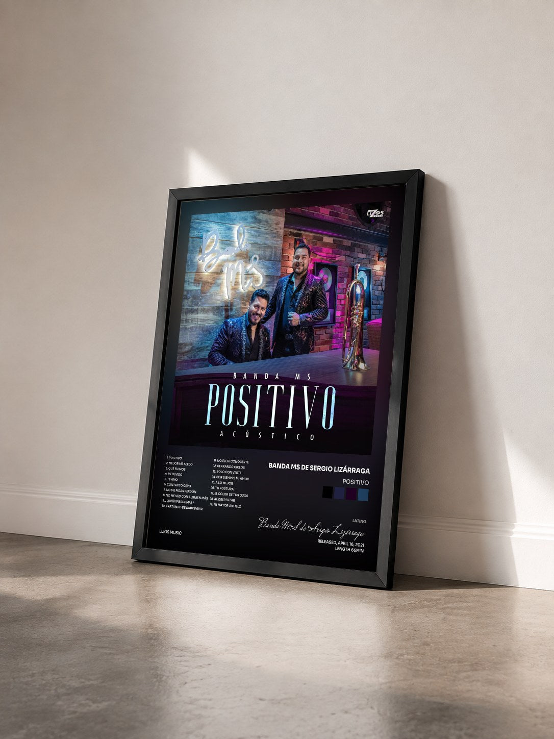 #noir Tableau de l'album Positivo de Banda MS de Sergio Lizárraga vu de trois quarts, cadre noir