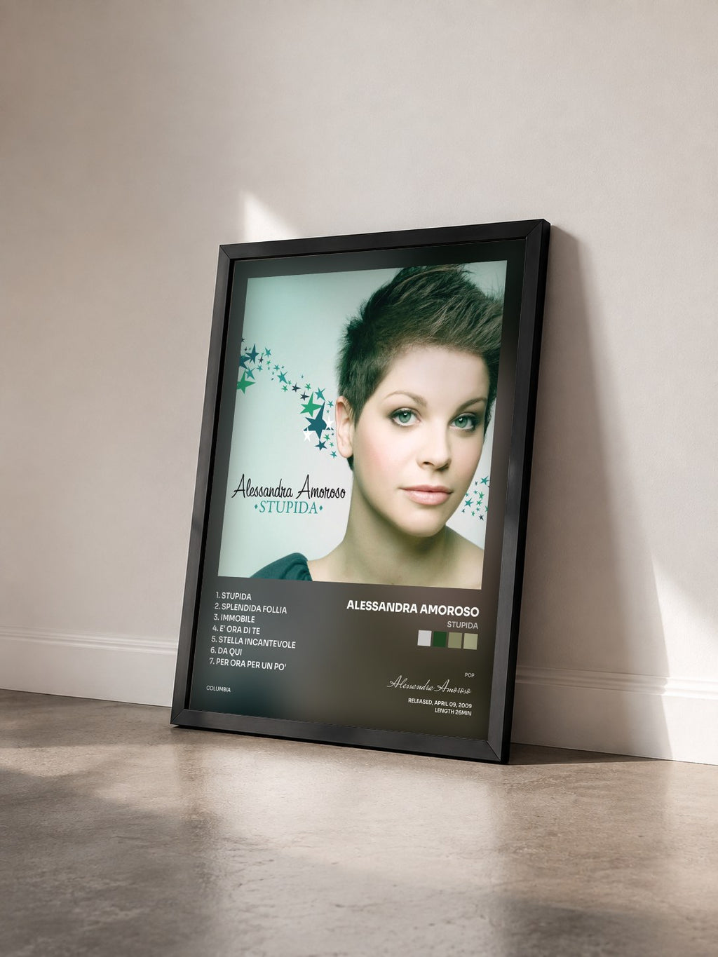 #noir Tableau de l'album Stupida de Alessandra Amoroso vu de trois quarts, cadre noir