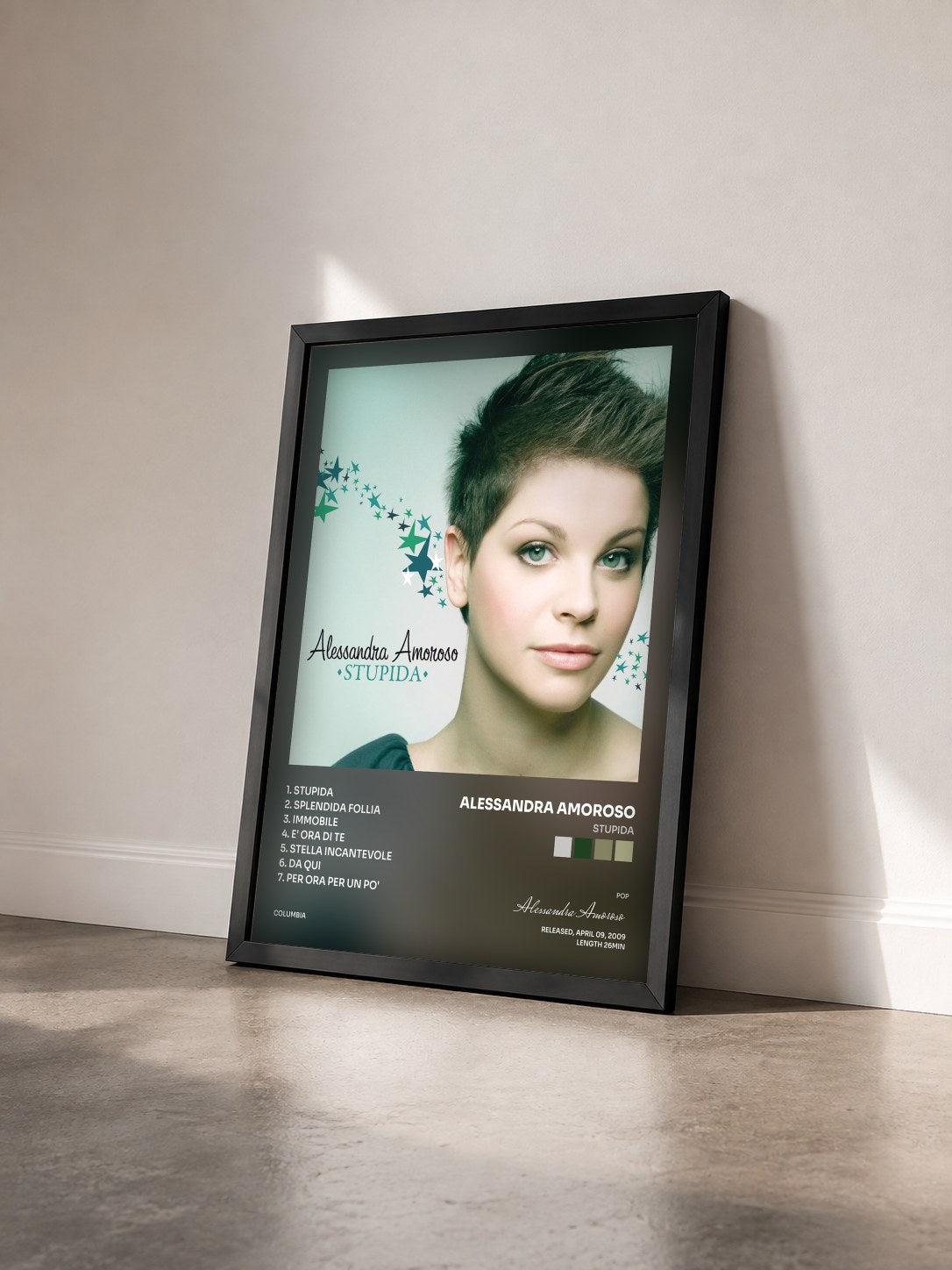 #noir Tableau de l'album Stupida de Alessandra Amoroso vu de trois quarts, cadre noir