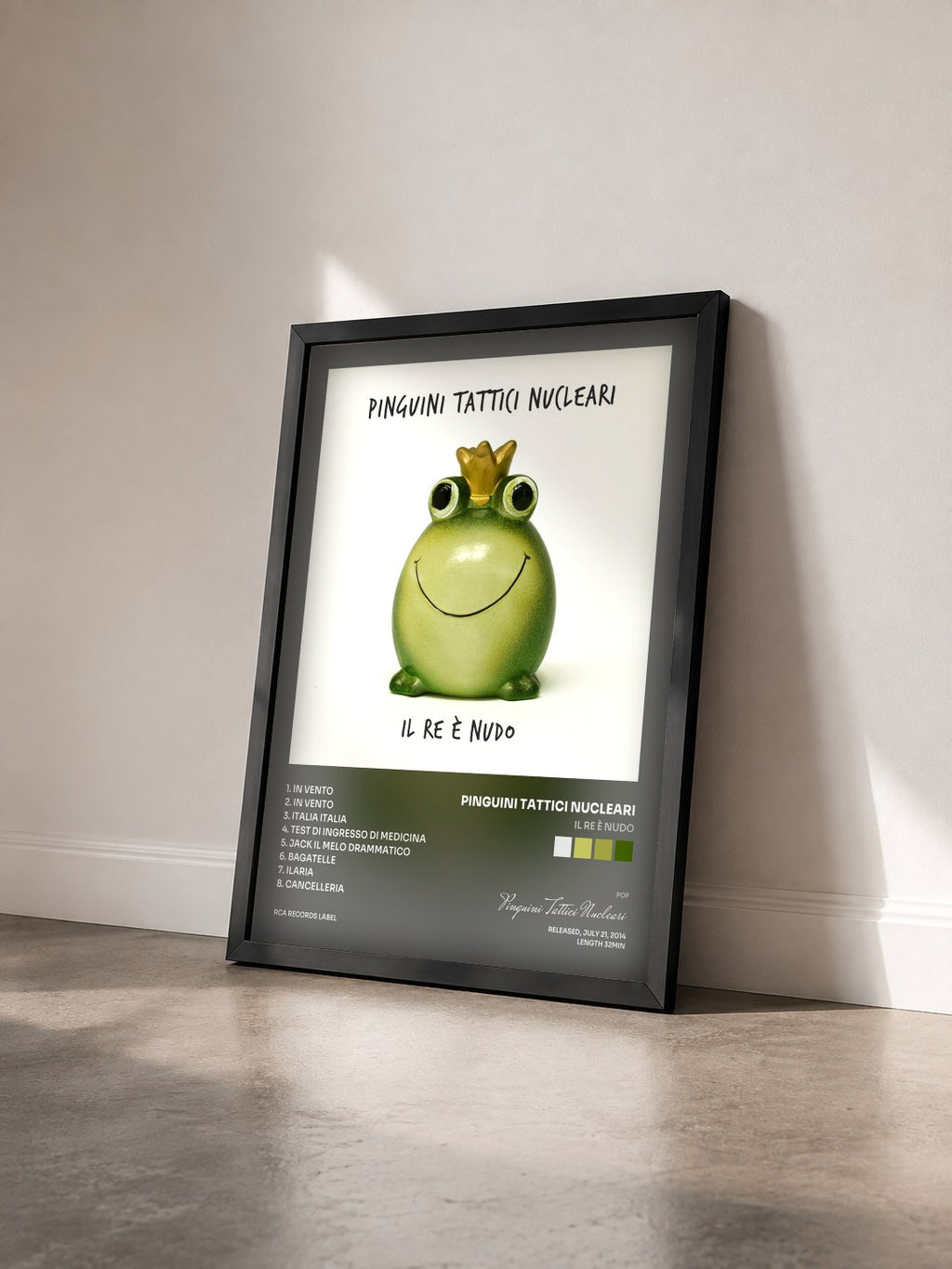 #noir Tableau de l'album Il Re è nudo de Pinguini Tattici Nucleari vu de trois quarts, cadre noir
