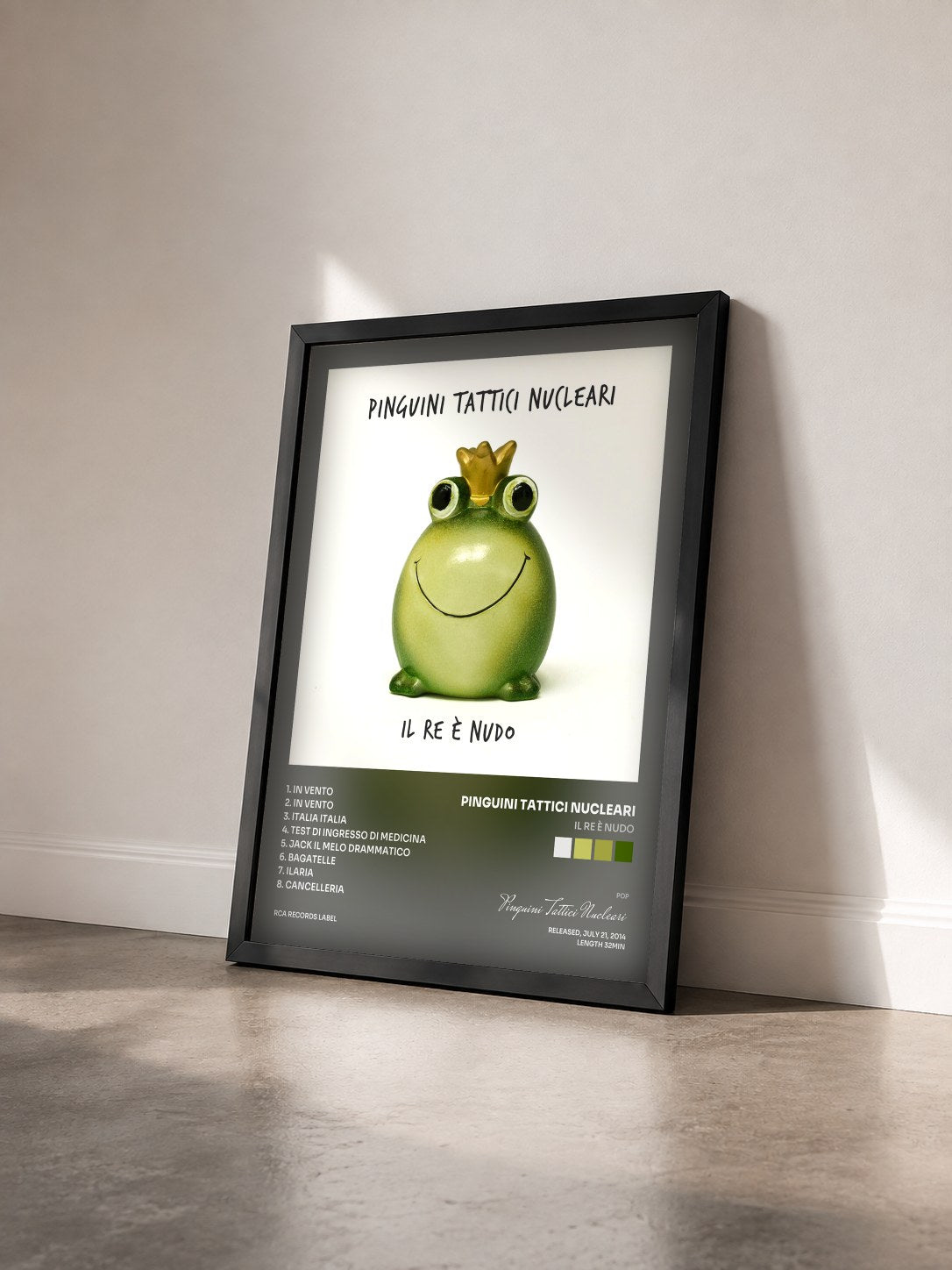 #noir Tableau de l'album Il Re è nudo de Pinguini Tattici Nucleari vu de trois quarts, cadre noir