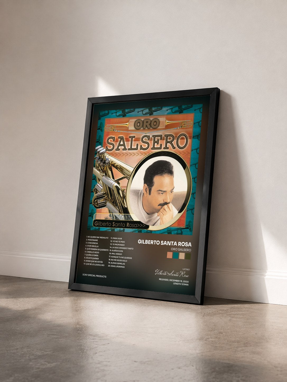 #noir Tableau de l'album Oro Salsero de Gilberto Santa Rosa vu de trois quarts, cadre noir