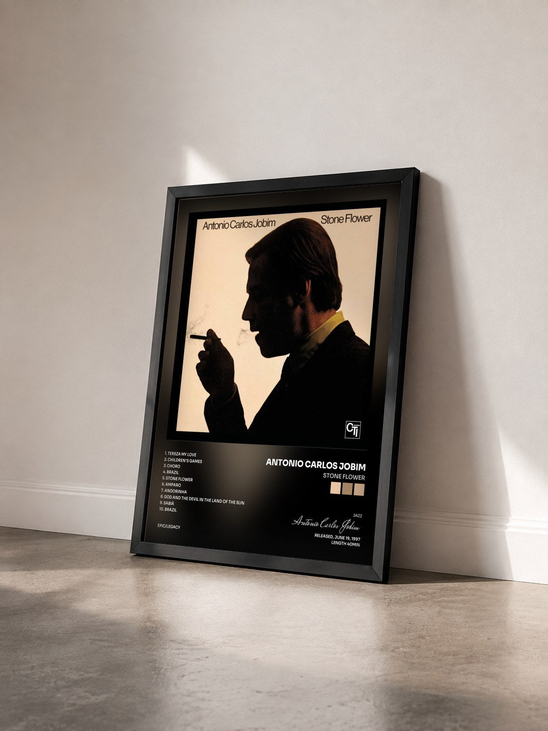 #noir Tableau de l'album Stone Flower de Antonio Carlos Jobim vu de trois quarts, cadre noir