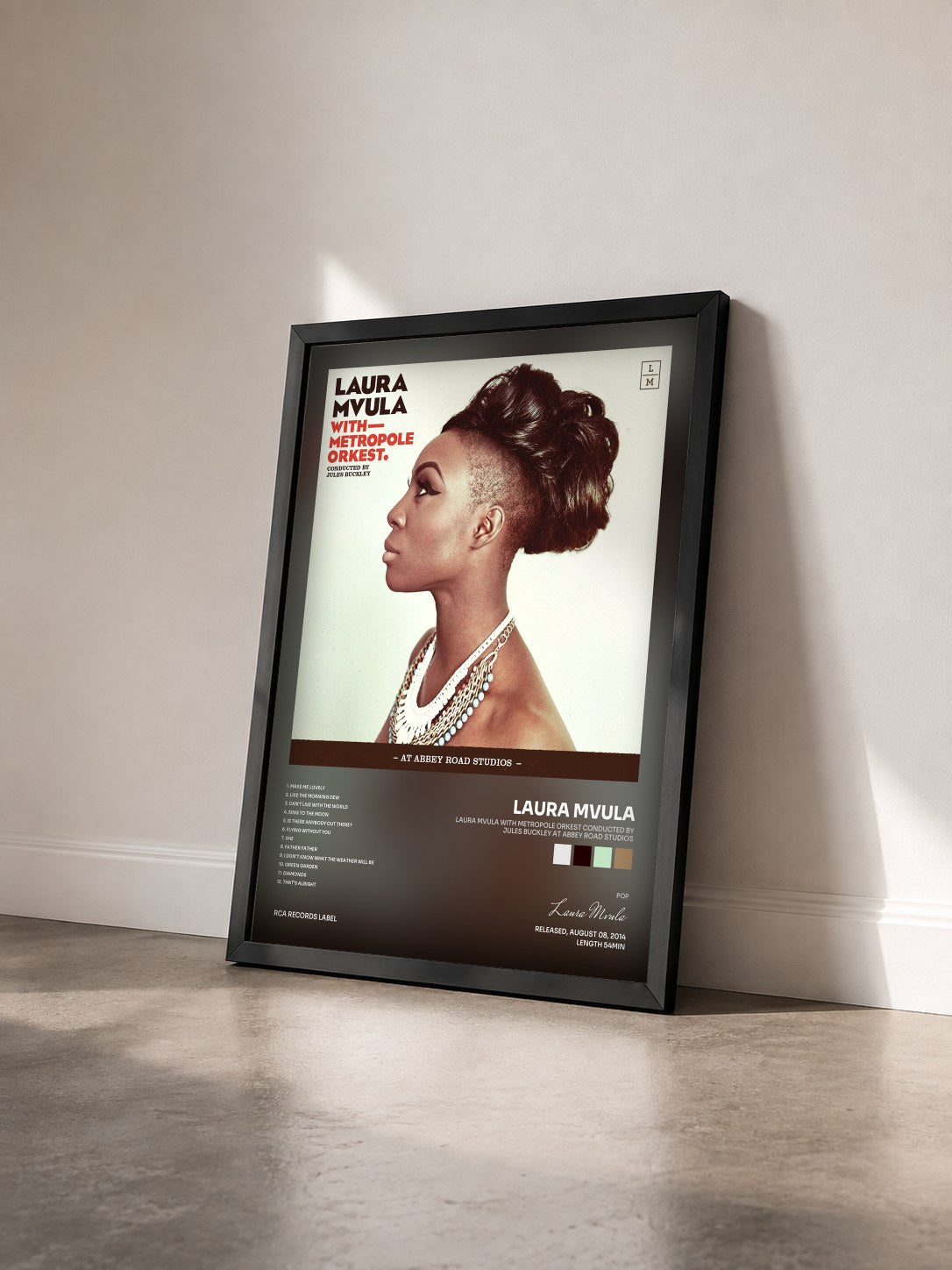 #noir Tableau de l'album Laura Mvula with Metropole Orkest conducted by Jules Buckley at Abbey Road Studios de Laura Mvula vu de trois quarts, cadre noir