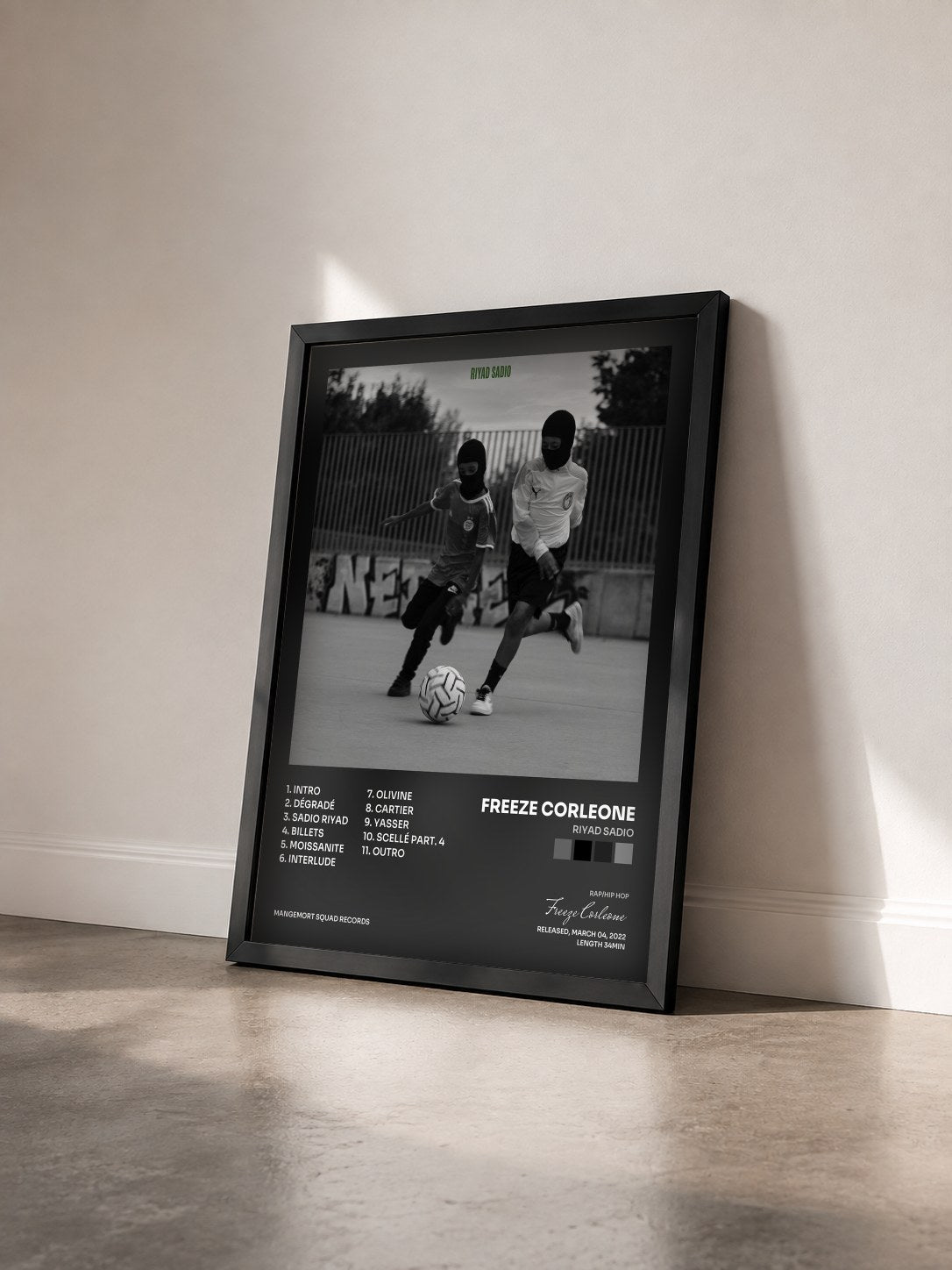 #noir Tableau de l'album RIYAD SADIO de Freeze Corleone vu de trois quarts, cadre noir