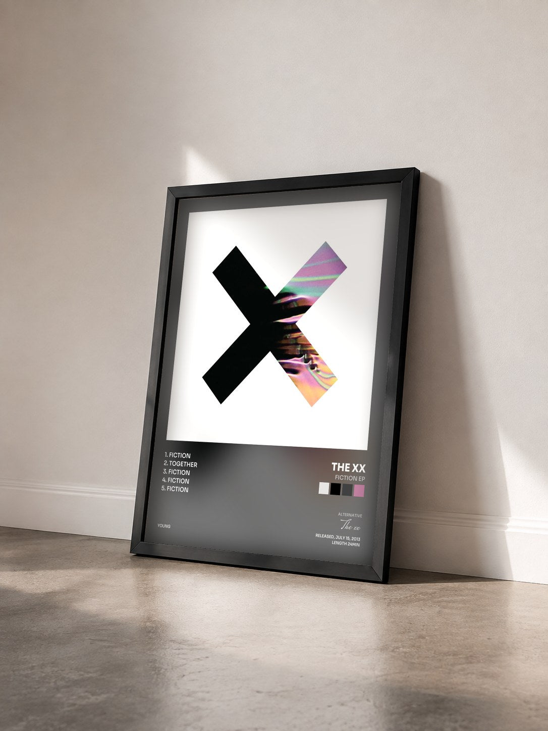 #noir Tableau de l'album Fiction EP de The xx vu de trois quarts, cadre noir