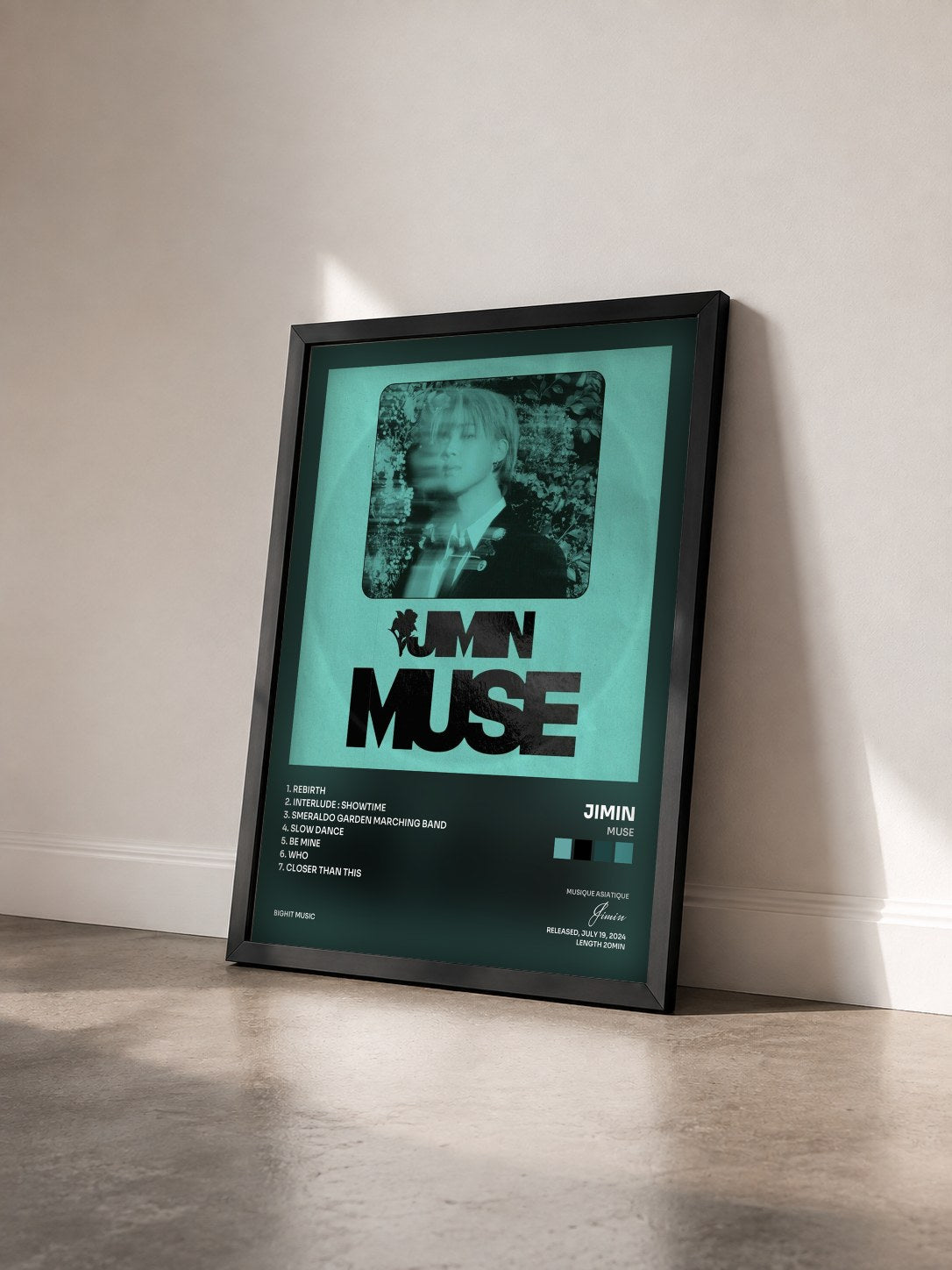 #noir Tableau de l'album MUSE de Jimin vu de trois quarts, cadre noir
