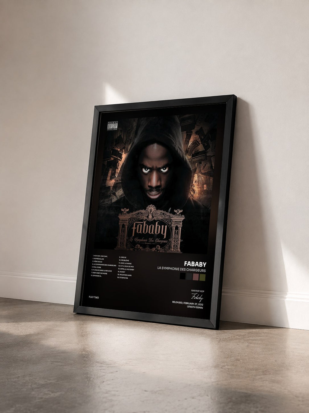#noir La symphonie des chargeurs von Fababy als gerahmter Kunstdruck von schräg gesehen, schwarzer Rahmen