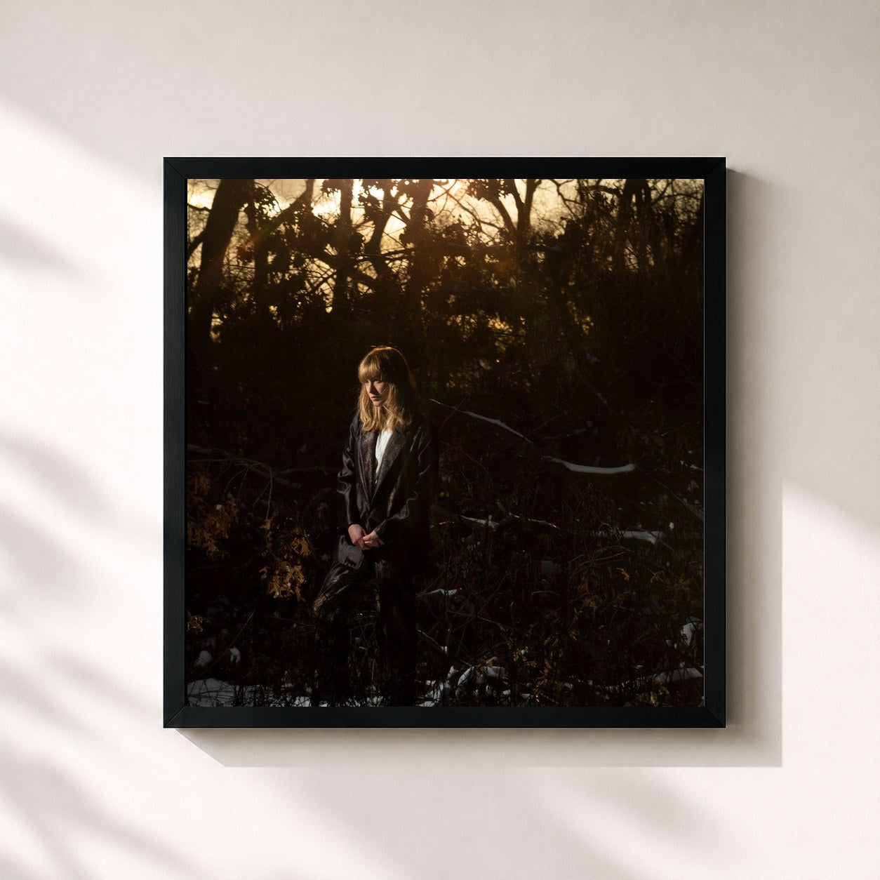 #noir Tableau carré de l'album How Is It That I Should Look At The Stars de The Weather Station, cadre noir 32x32 cm